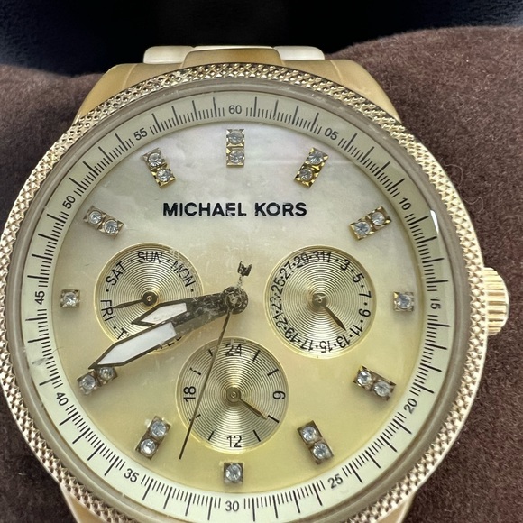 Micheal Kors Gold Watch - Picture 4 of 6